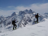 Verso la cima del Kogutai, sullo sfondo le montagne dell'Adyrsu, il biforcuto Ushba 4700m