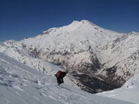 Discesa dal Kogutayi, sullo sfondo l'Elbrus