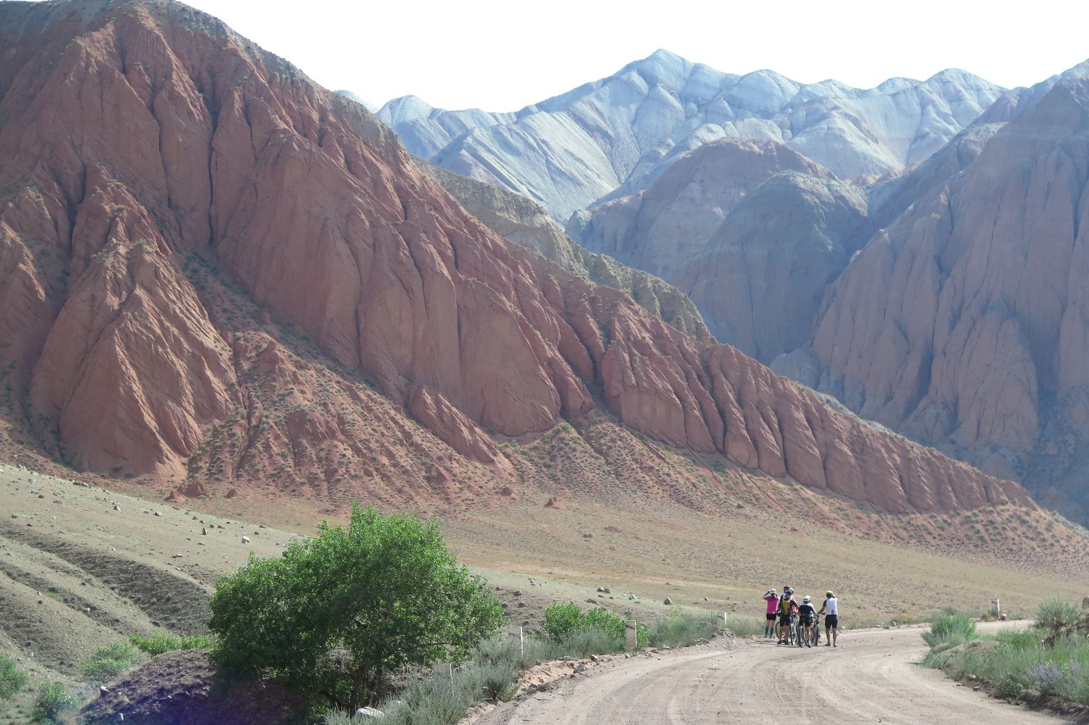 Discesa nella valle dopo il villaggio di Kyzyl-Oi