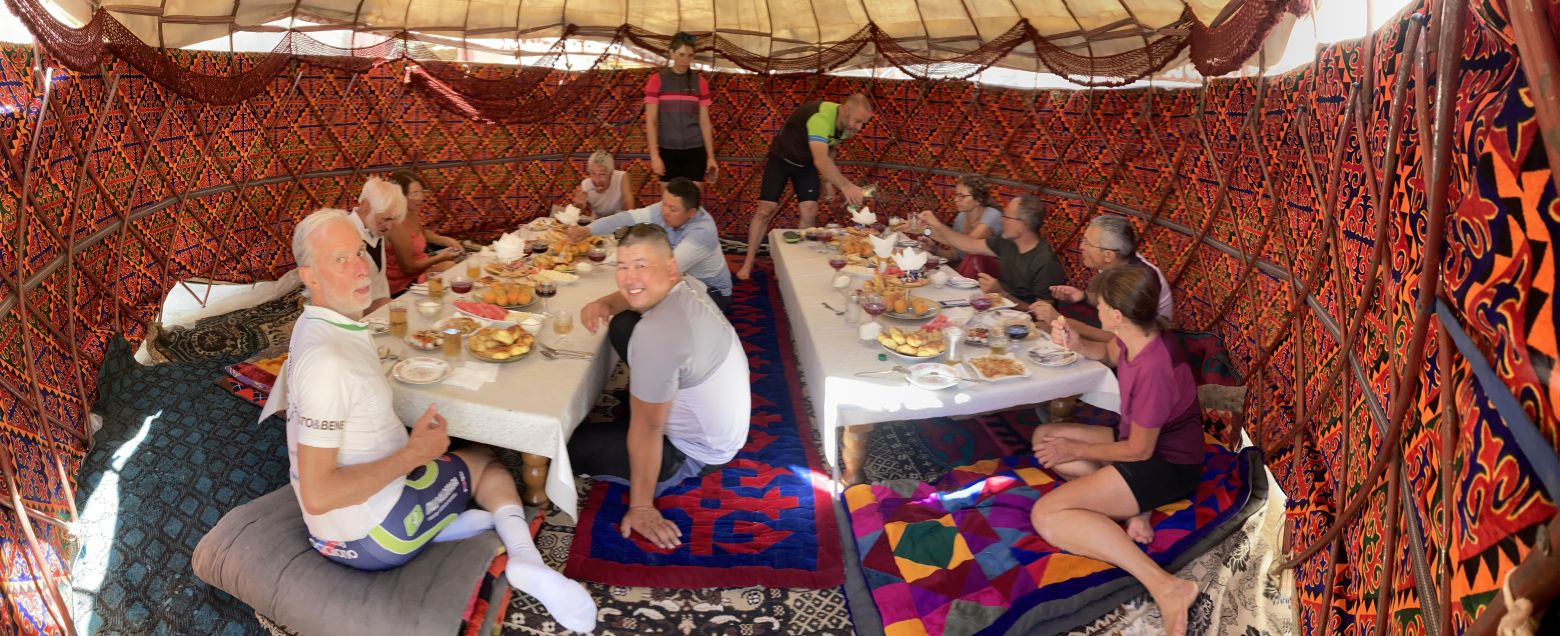 Yurta allestita per pranzo
