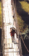 Portatore su un ponte della Rolwaling Himal